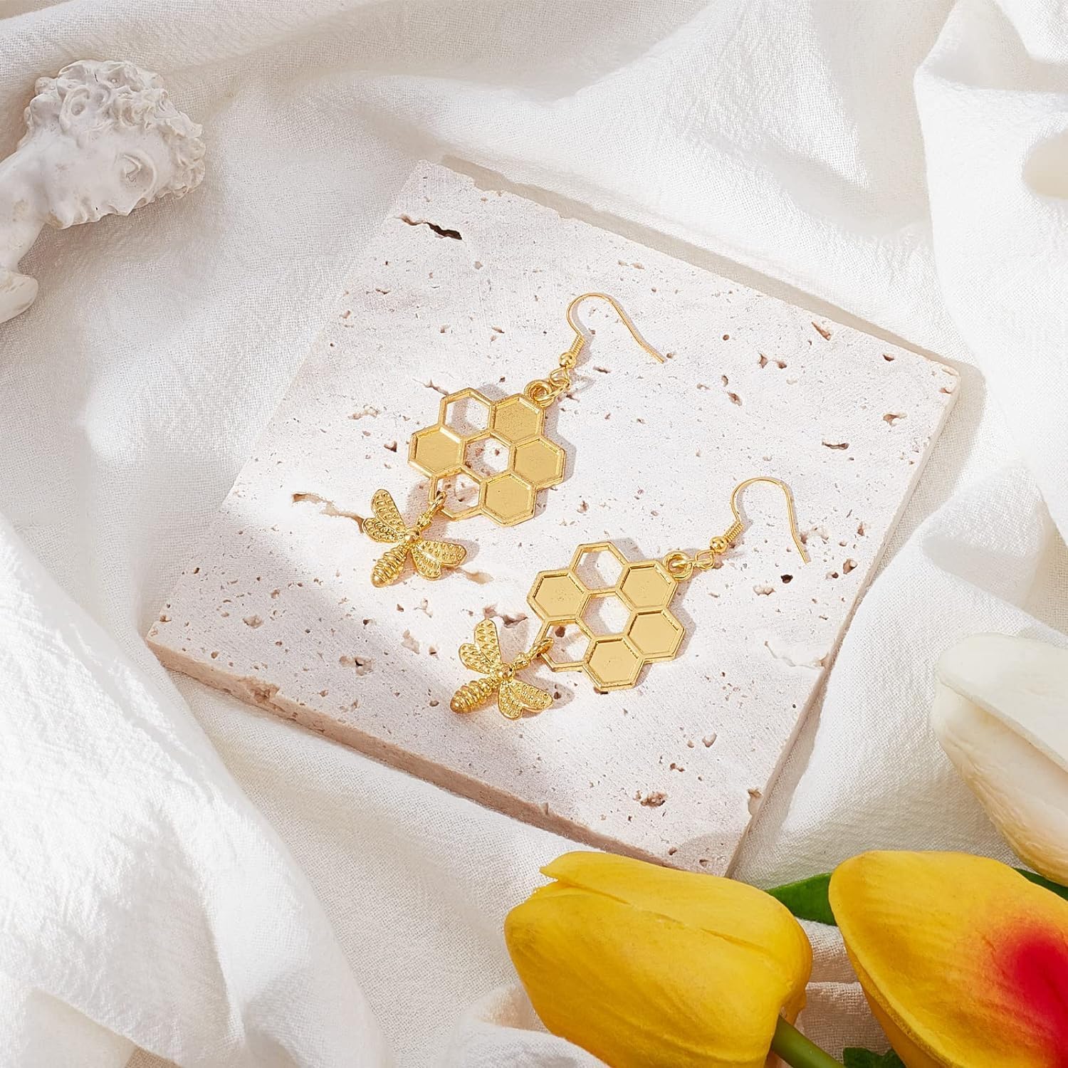 FINGERINSPIRE 2 Pcs 4 Inch White Rock Display Base with Holes